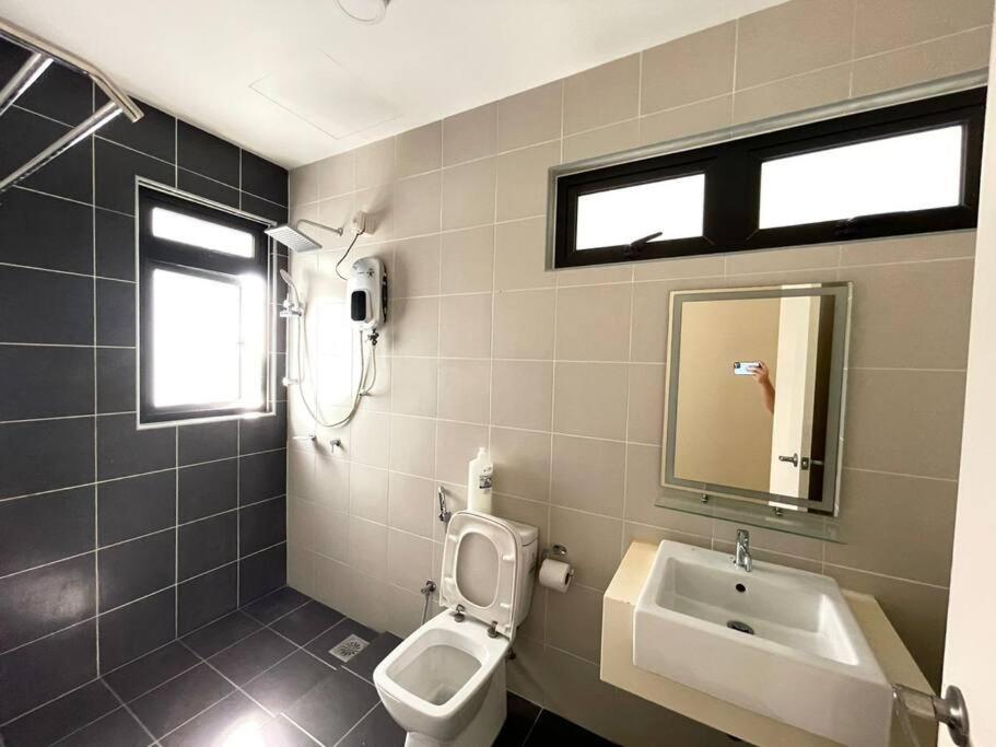 Meridin Medini By Wp Homestay Nusajaya  Kültér fotó