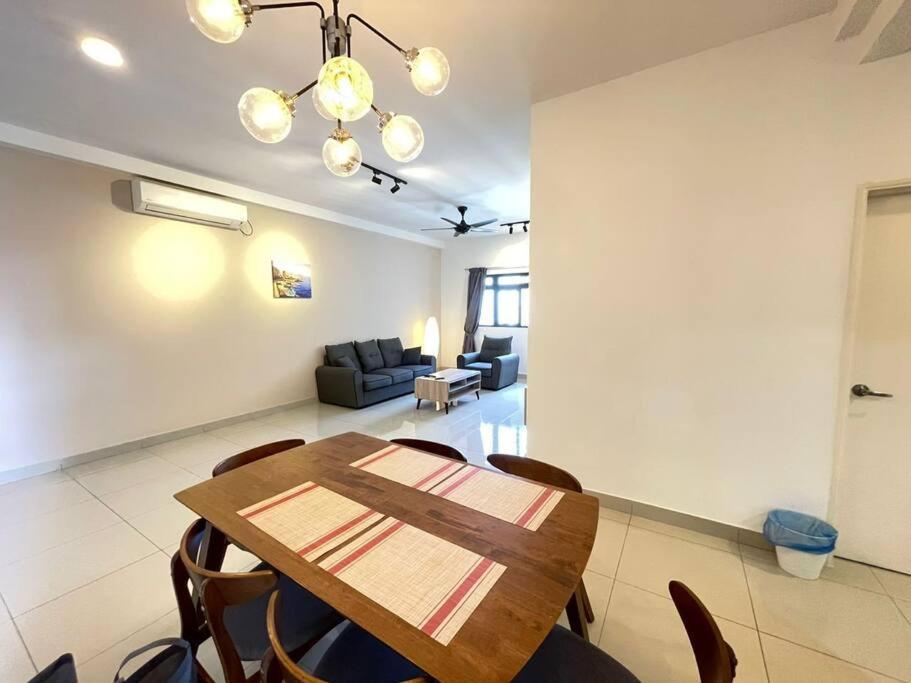 Meridin Medini By Wp Homestay Nusajaya  Kültér fotó